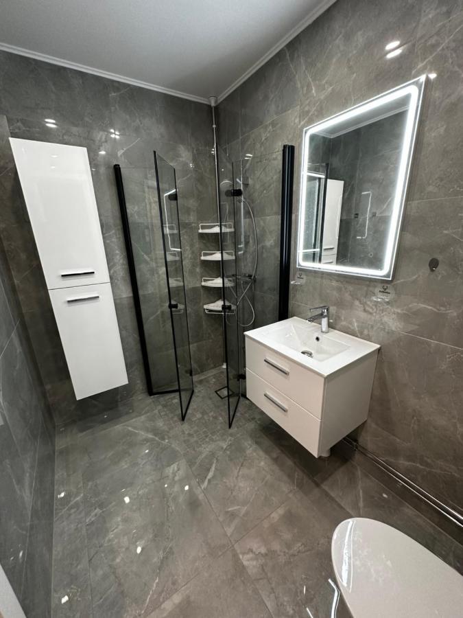 Luxurious 2-Room Apartment In Central บูโรส ภายนอก รูปภาพ